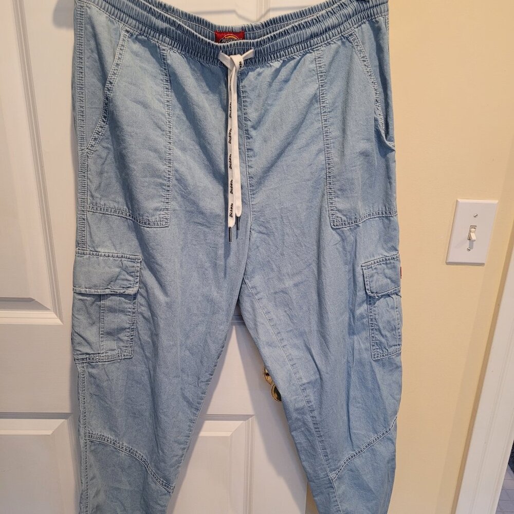 Dickie's Straight Leg Cargo Pants.  Pre loved.  Size Large.